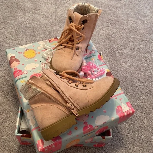 Pink Old Navy winter boots kids. Girls pink winter boots size 9. - Picture 3 of 3